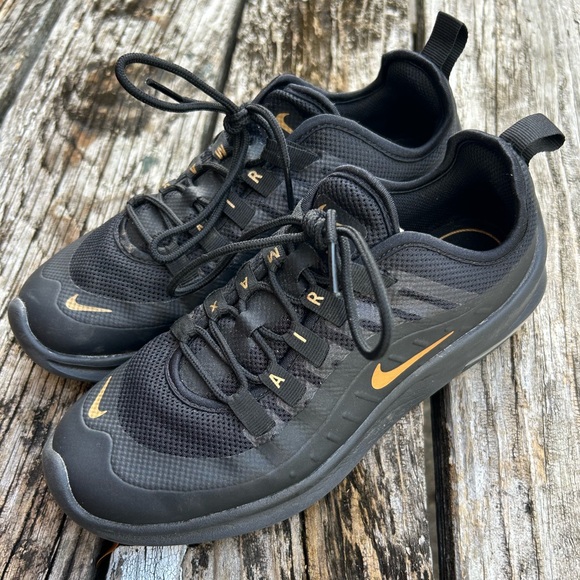 Nike Air Max Axis Women’s Black & Metallic Gold Running Athletic Shoes Size 6.5 - Picture 1 of 8